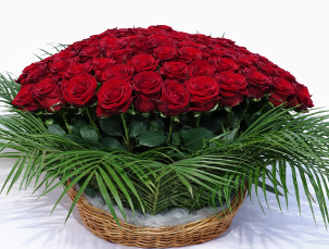 Кошница с 51 червени рози